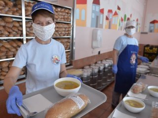 Zagrebački Dobri dom i ove godine sugrađanima koji teško žive pripremio ručak za Badnjak i Božić
